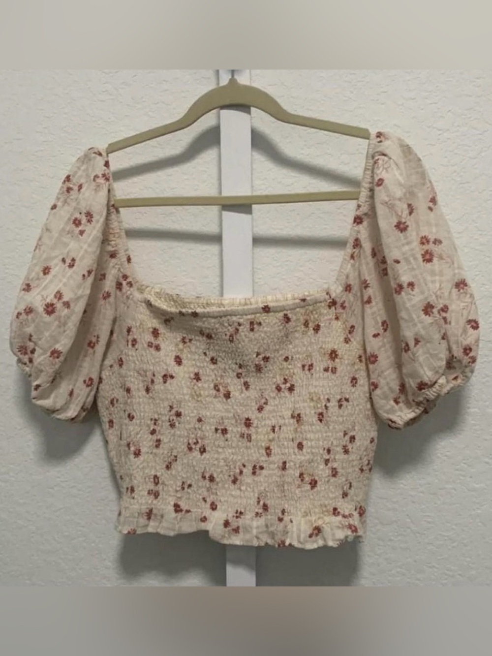 American Eagle Outfitters Cream Floral Smocked Puff Sleeve Crop Top